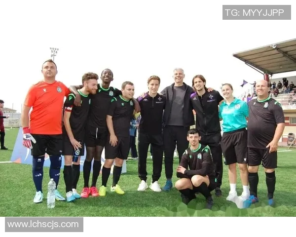 荷兰足球明星同框合影展现足球魅力与团队精神的精彩瞬间